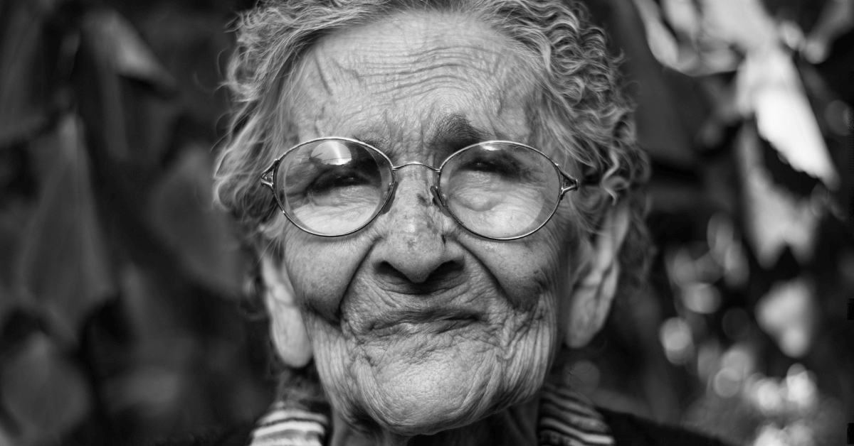 Black and white portrait of old lady wearing glasses